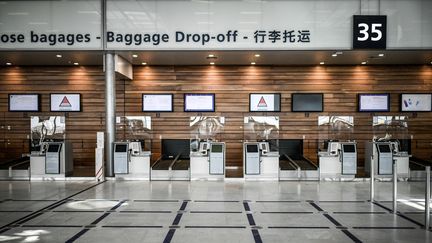 Une zone de dépôt des bagages à l'aéroport d'Orly, le 24 juin 2020. (STEPHANE DE SAKUTIN / AFP)