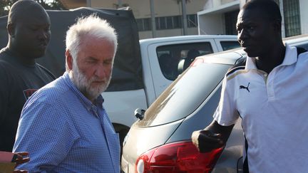 Lo&iuml;k Le Floch-Prigent arrive au tribunal de Lom&eacute; (Togo), le 17 septembre 2012, apr&egrave;s son extradition de C&ocirc;te-d'Ivoire. (EMILE KOUTON / AFP)