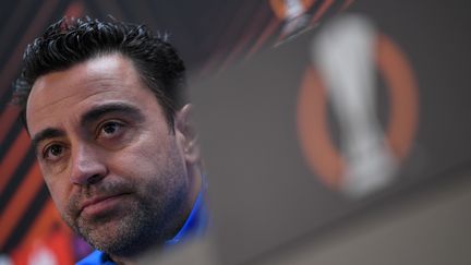 Xavi, l'entraîneur du FC Barcelone, en conférence de presse d'avant-match le 16 février 2022. (LLUIS GENE / AFP)