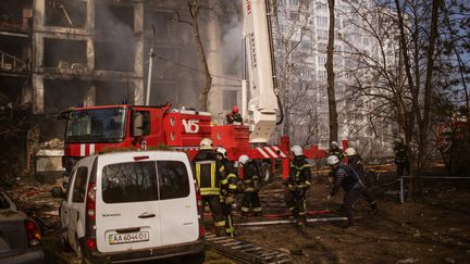 Les pompiers en intervention dans un immeuble de Kiev suite à une frappe russe, le 15 mars 2022. (ANDRE LUIS ALVES / ANADOLU AGENCY)