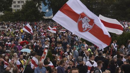 Des manifestants rassemblés à Minsk, en Biélorussie, contre les résultats de l'élection présidentielle, le 28 septembre 2020.&nbsp; (MARINA SEREBRYAKOVA / ANADOLU AGENCY / AFP)