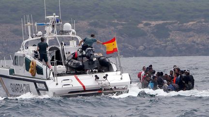 La Guardia Civil (police) espagnole tente, le 27 juillet 2018, de stopper un zodiac chargé de migrants avant son arrivée à Gibraltar ( REUTERS)