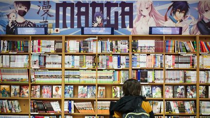 Un jeune homme dans le rayon manga de la librairie Gibert, à Poitiers, le 18 novembre 2021. (MATHIEU HERDUIN / MAXPPP)