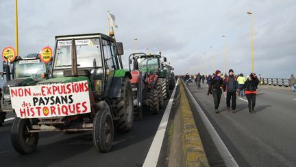 Des tracteurs bloquent le périphérique de Nantes&nbsp;(Loire-Atlantique), le&nbsp;9&nbsp;janvier 2016. (ANTOINE RICHARD / CITIZENSIDE / AFP)