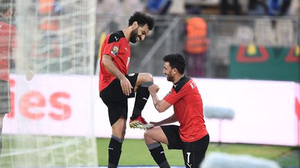 Mohamed Salah et Hassan Trezeguet célèbrent le but du 2-1 de l'Egypte contre le Maroc, en quart de finale de Coupe d'Afrique des nations, le 30 janvier 2022. (CHARLY TRIBALLEAU / AFP)