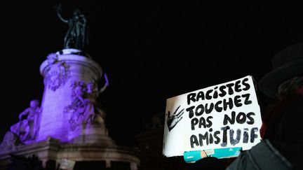 Rassemblement de "gilets jaunes" pour dénoncer l'antisémitisme,&nbsp;place de la République, à Paris, le 18 février 2019. (CHRISTOPHE MORIN / IP3 PRESS / MAXPPP)