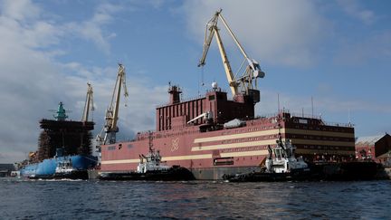 La centrale nucléaire flottante, "l'Akademik Lomonosov", avant son départ de Saint-Pétersbourg (Russie) le 28 avril 2019.&nbsp; (ANTON VAGANOV / X06532 / REUTERS)