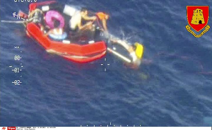 Photo donn&eacute;e par l'arm&eacute;e maltaise de migrants &agrave; bord d'un radeau de sauvetage apr&egrave;s le naufrage d'un bateau entre la Libye et l'&icirc;le m&eacute;diterran&eacute;enne, le 11 octobre 2013. (AP / SIPA  )