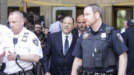 Harvey Weinstein quitte le tribunal de Manhattan (Etats-Unis) sous escorte policière, le 5 juin 2018. Le célèbre producteur de cinéma&nbsp;est&nbsp;à l'origine d'un scandale sexuel&nbsp;retentissant, qui a donné naissance au mouvement mondial #MeToo.
 (LEV RADIN / PACIFIC PRESS / SIPA)