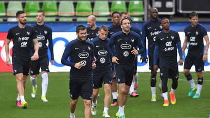 Les joueurs de l'équipe de France s'entraînent, le 3 juin 2016, sur la pelouse du stade Saint-Symphorien de Metz (Moselle), à la veille d'un match amical contre l'Ecosse. (FRANCK FIFE / AFP)