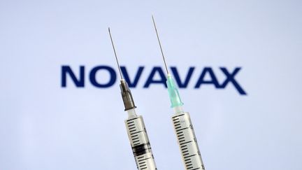 Des seringues contenant le vaccin contre le Covid-19 de Novavax. (HAKAN NURAL / ANADOLU AGENCY / AFP)