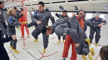 Des passagers d'un Airbus A330 en apesanteur, le 15 mars 2013. (MEHDI FEDOUACH / AFP)