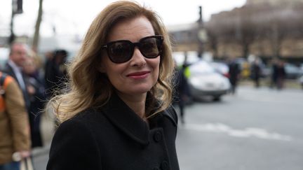 La journaliste Val&eacute;rie Trierweiler se rend &agrave; un d&eacute;fil&eacute;, lors de la Fashion Week de Paris, le 28 f&eacute;vrier 2014. (VINCENT EMERY / CITIZENSIDE / AFP)