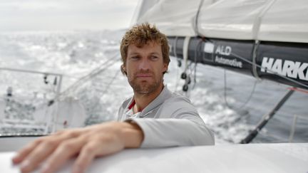 Le skipper français&nbsp;Paul Meilhat, le 5 octobre 2016, au large de&nbsp;Port-la-Foret (Finistère). (LOIC VENANCE / AFP)