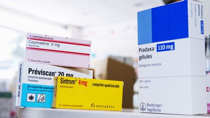 Le Pradaxa (D) est un nouvel anticoagulant prescrit &agrave; la place du Previscan. Il attire les soup&ccedil;ons de certains m&eacute;decins biologistes. (B. BOISSONNET / BSIP / AFP)