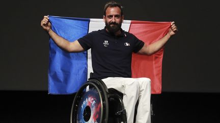 Le joueur de tennis Michaël Jeremiasz, alors porte-drapeau de la délégation française lors des Jeux paralympiques à Rio en 2016. (JACQUES DEMARTHON / AFP)