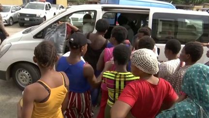 Photo&nbsp;extraite d'une vidéo qui montre des femmes libérées par la police à Lagos (Nigeria), le 30 septembre 2019. (REUTERS TV / X00514)