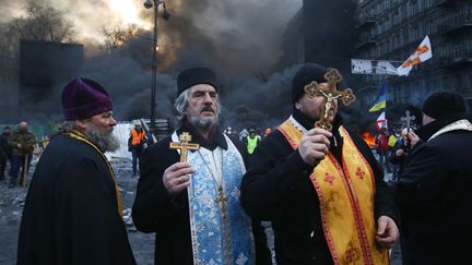 Des pr&ecirc;tres de diff&eacute;rentes confessions en Ukraine, le 23 janvier 2014. (SERGEI GRITS / AP / SIPA)