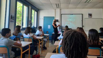 Véronique Triaille dans sa classe&nbsp;au collège Henri Matisse, à Nice.&nbsp; (NOEMIE BONNIN / RADIO FRANCE)