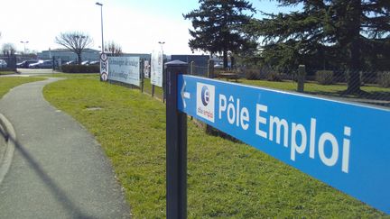 Panneau de Pôle emploi dans une&nbsp;&nbsp;zone d'activité de Mont-val-sur-Loir (Sarthe). (ALEXANDRE CHASSIGNON / FRANCE-BLEU MAINE)