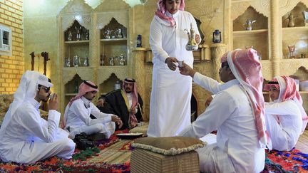 «Servir du café arabe est un aspect important de l’hospitalité dans les sociétés arabes qui est considéré comme un symbole de générosité. Traditionnellement, le café est préparé devant les invités», explique le site de l’Unesco. «L’invité le plus important, ou le plus âgé, est servi le premier. La tasse de l’invité n’est remplie qu’au quart, qui peut ainsi être remplie plusieurs fois. L’usage veut que chaque invité boive au moins une tasse mais jamais plus de trois.» Sur la photo, des hommes prennent le café à Tabuk (Arabie Saoudite), près de la frontière avec la Jordanie, le 17 juillet 2015.
 (AFP - Mohammed Al-Buhaisi)