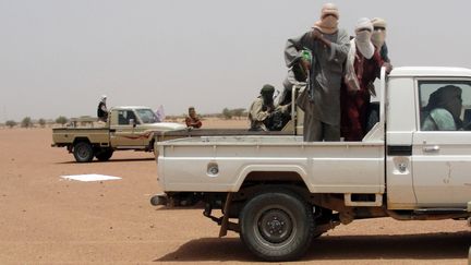 Des combattants d'Ansar Dine &agrave; Kidal (Mali), le 7 ao&ucirc;t 2012. Paris a annonc&eacute; que les otages fran&ccedil;ais se trouvaient probablement dans la zone, le 31 janvier 2013. (ROMARIC OLLO HIEN / AFP)