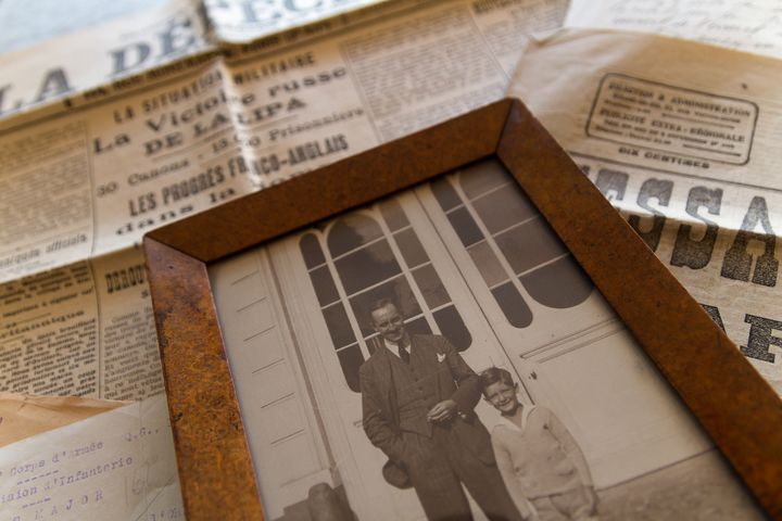 Louis Mabille de Poncheville et son fils, Dominique, en 1932.&nbsp; (ELODIE DROUARD / FRANCETV INFO)