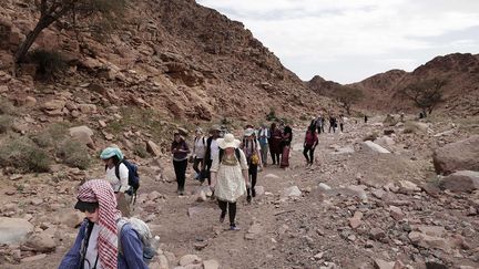 Pour qu'une femme puisse devenir guide, certaines conditions ont été cependant posées. Les touristes doivent être uniquement des femmes, la randonnée ne doit durer qu'une journée et le groupe doit retourner obligatoirement avant le coucher du soleil dans le village. (SIPA/AP/NARIMAN EL-MOFTY)