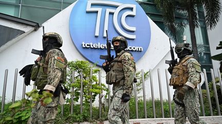 Ecuadorian soldiers patrol in front of the premises of the TC television channel, the target of an attack by street gang members, on January 9, 2024 in Guayaquil (Ecuador).  (MARCOS PIN / AFP)