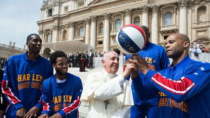 Vatican : le pape François s'essaye au jeu de ballon avec les Harlem Globetrotters.