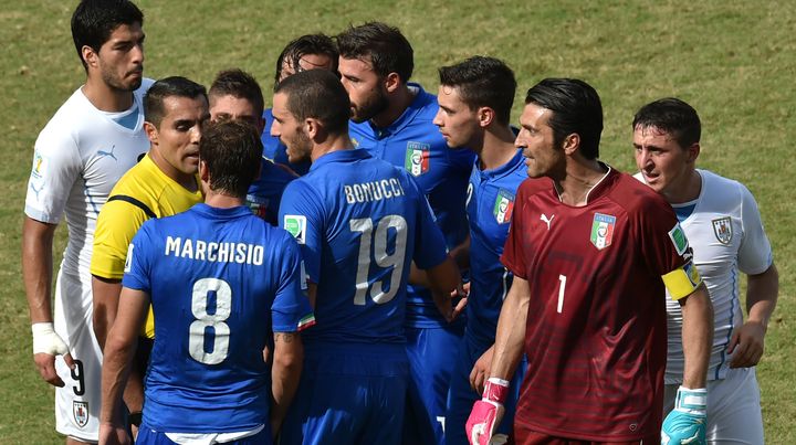 Les jouers italiens protestent contre l'exclusion de Marchisio lors du match contre l'Uruguay, mardi 24 juin 2014 &agrave; Natal (Br&eacute;sil). (YASUYOSHI CHIBA / AFP)