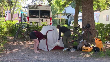 Les bungalows sont de plus en plus présents dans les campings de nos jours.  Dans l'Hérault, les propriétaires d'un camping ont décidé de résister en proposant des emplacements à 80% nus, c'est-à-dire destinés aux tantes et aux caravanes.