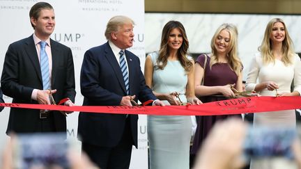 Le candidat républicain à la Maison Blanche, Donald Trump, accompagné de sa famille, inaugure un hôtel à Washington D.C. (Etats-Unis), le 26 octobre 2016. (MANUEL BALCE CENETA / AP / SIPA)