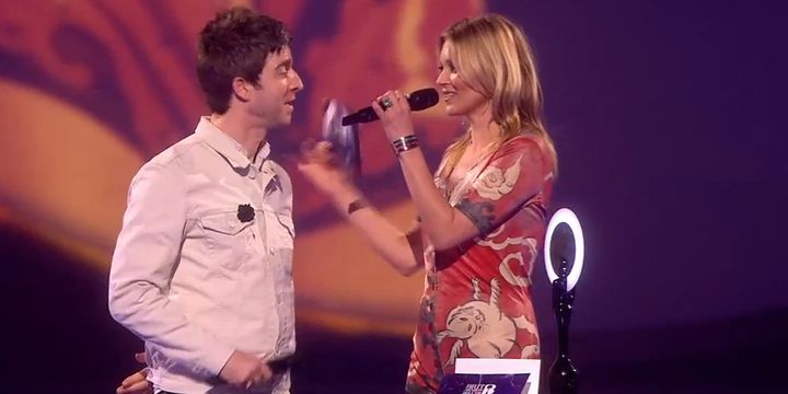 Noel Gallagher et Kate Moss, venue recevoir le Brit Award de David Bowie.
 (Brit Awards)