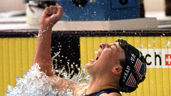 La nageuse am&eacute;ricain Amy Van Dyken explose de joie apr&egrave;s sa victoire lors du 50 m nage libre aux Jeux olympiques d'Atlanta, le 26 juillet 1996.&nbsp; (NEIL DIDLICK / REUTERS)