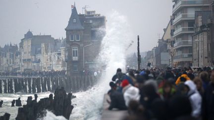 De nombreux spectateurs sont all&eacute;s observer le ph&eacute;nom&egrave;ne de pr&egrave;s, comme ici &agrave; Saint-Malo (Ille-et-Vilaine). (STEPHANE MAHE / REUTERS)