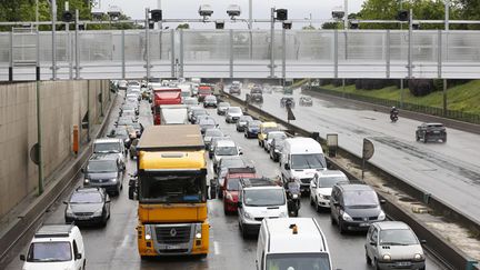 &nbsp; (Les poids lourds de plus de 3,5 tonnes pourraient être taxés sur le périphérique parisien © Maxppp)