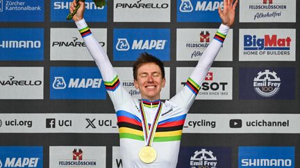 Tadej Pogacar lors de son premier sacre aux Championnats du monde à Zurich (Suisse), le 29 septembre 2024. (FABRICE COFFRINI / AFP)