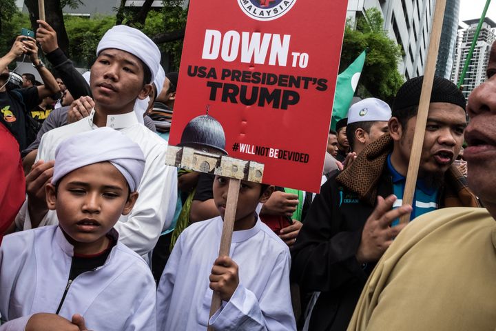 Des Malaisiens manifestent à Kuala Lumpur contre la reconnaissance de Jérusalem comme capitale d'Israël par les Etats-Unis, le 8 décembre 2017. (NANA SAFIANA / AFP)