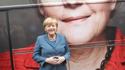 La chanceli&egrave;re allemande, Angela Merkel, devant le bus de campagne de son parti, la CDU, pour les l&eacute;gislatives, &agrave; Berlin, le 16 septembre 2013. (WOLFGANG KUMM / AFP)