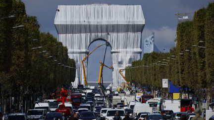 Le 16 septembre 2021, L'Arc de Triomphe empaqueté est dans sa phase d'achèvement,&nbsp;et les grues encore visibles. (THOMAS SAMSON / AFP)