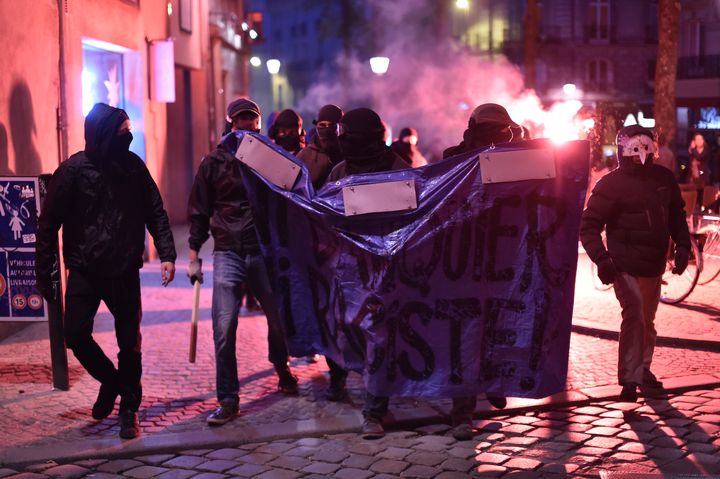 Des manifestants "antifascistes" cagoulés protestent contre le résultat du premier tour, le 23 avril 2017, à Nantes (Loire-Atlantique).&nbsp; (JEAN-SEBASTIEN EVRARD / AFP)