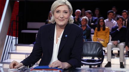 Marine Le Pen, présidente du Front national, candidate à l'élection présidentielle de 2017, sur le plateau de "L'Emission politique" sur "France 2". (AFP)