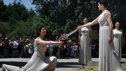 La flamme des Jeux olympiques de Londres a &eacute;t&eacute; allum&eacute;e le 10 mai 2012 &agrave; Olympie (Gr&egrave;ce), conform&eacute;ment &agrave; la tradition. (VALERIE GACHE / AFP)