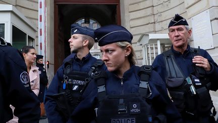 Des fonctionnaires de police devant la préfecture de police de Paris, le 3 octobre 2019, après l'attaque au couteau qui a fait quatre morts au sein de l'institution.&nbsp; (MAXPPP)