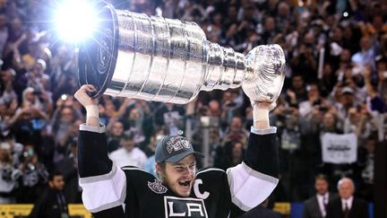 Dustin Brown, le capitaine des Los Angeles Kings, soulève la Stanley Cup