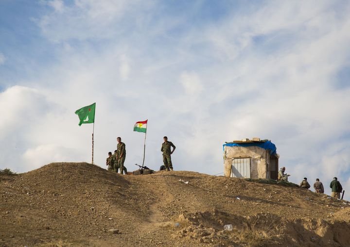 Des Peshmergas kurdes sur la ligne de front en Irak face aux jihadistes de l'Etat islamique, le 23 octobre 2014. (LAFFORGUE ERIC / HEMIS.FR / AFP)