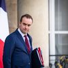 Sébastien Lecornu, le ministre des Armées, sur le perron de l'Elysée, le 1er octobre 2024. (XOSE BOUZAS / AFP)