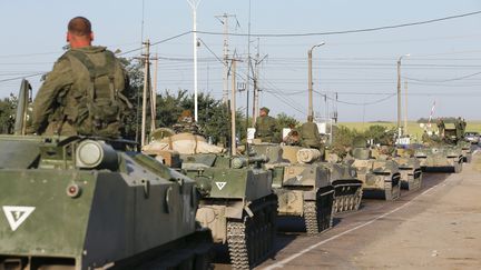 Une colonne de blind&eacute;s russes pr&egrave;s de Kamensk-Shakhtinsky, pr&egrave;s de la fronti&egrave;re ukrainienne, en Russie, le 15 ao&ucirc;t 2014. (MAXIM SHEMETOV / REUTERS)