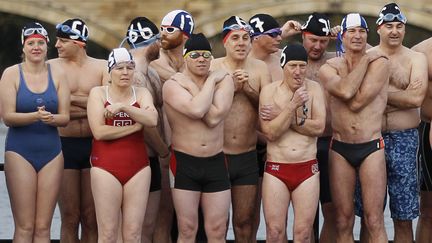 Les membres du Serpentine Swimming Club participent &agrave; la Peter Pan Cup 2011, qui a lieu tous les ans le jour de No&euml;l depuis 1864, &agrave; Hyde Park, Londres (Angleterre). (CHRIS HELGREN /&nbsp;REUTERS)